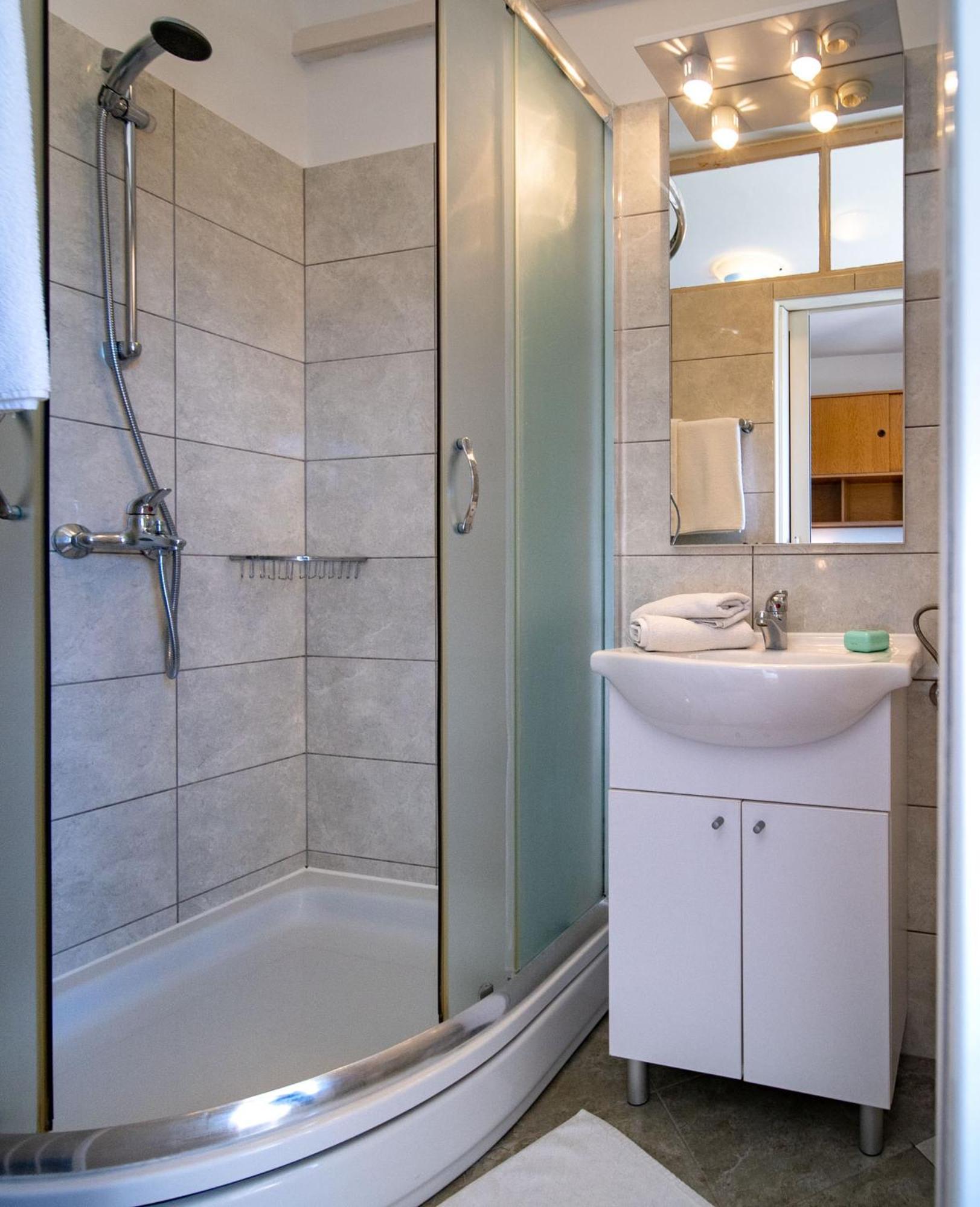 Apartments & Rooms Fam Ribaric Banjol ภายนอก รูปภาพ