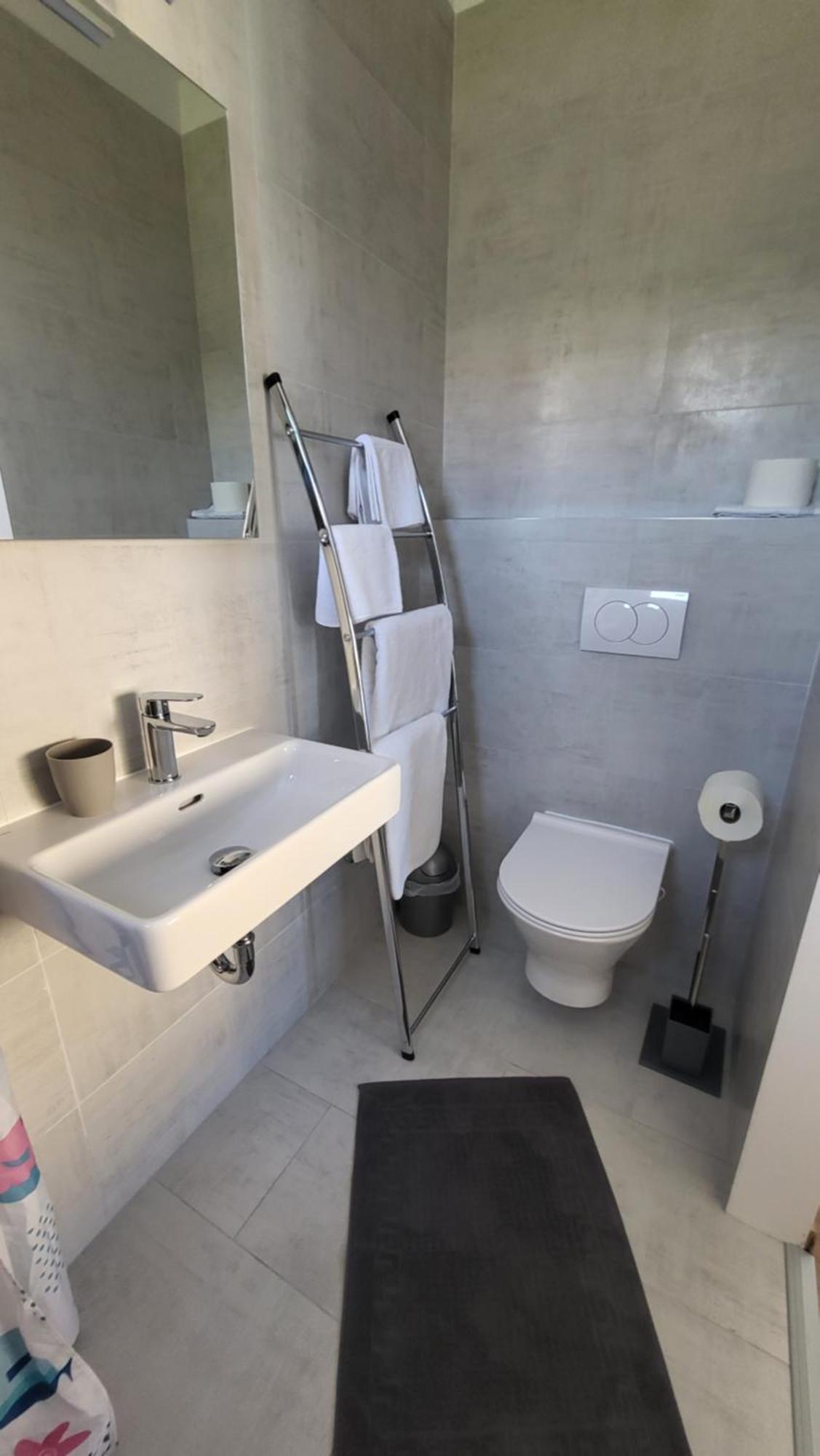 Apartments & Rooms Fam Ribaric Banjol ภายนอก รูปภาพ