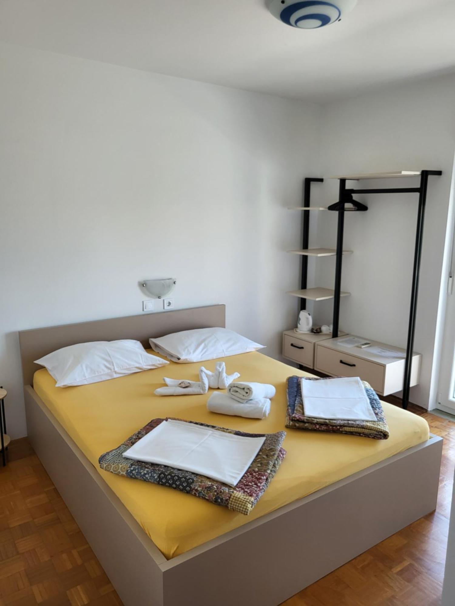 Apartments & Rooms Fam Ribaric Banjol ภายนอก รูปภาพ